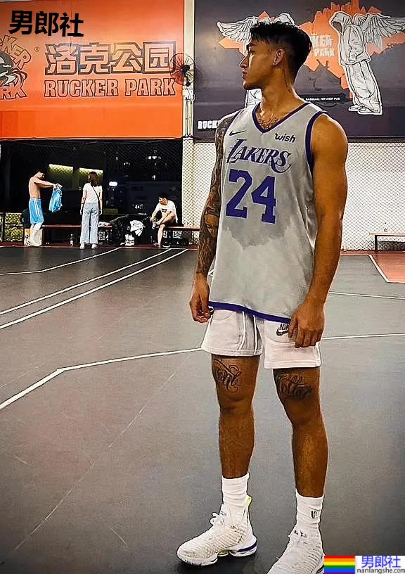 187大长腿篮球体育生小视频火了！颜正条顺小野狼，腱子肉身材惊艳网友！ - 51虹马