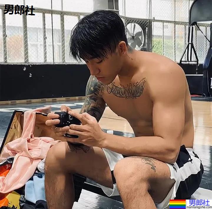 187大长腿篮球体育生小视频火了！颜正条顺小野狼，腱子肉身材惊艳网友！ - 51虹马