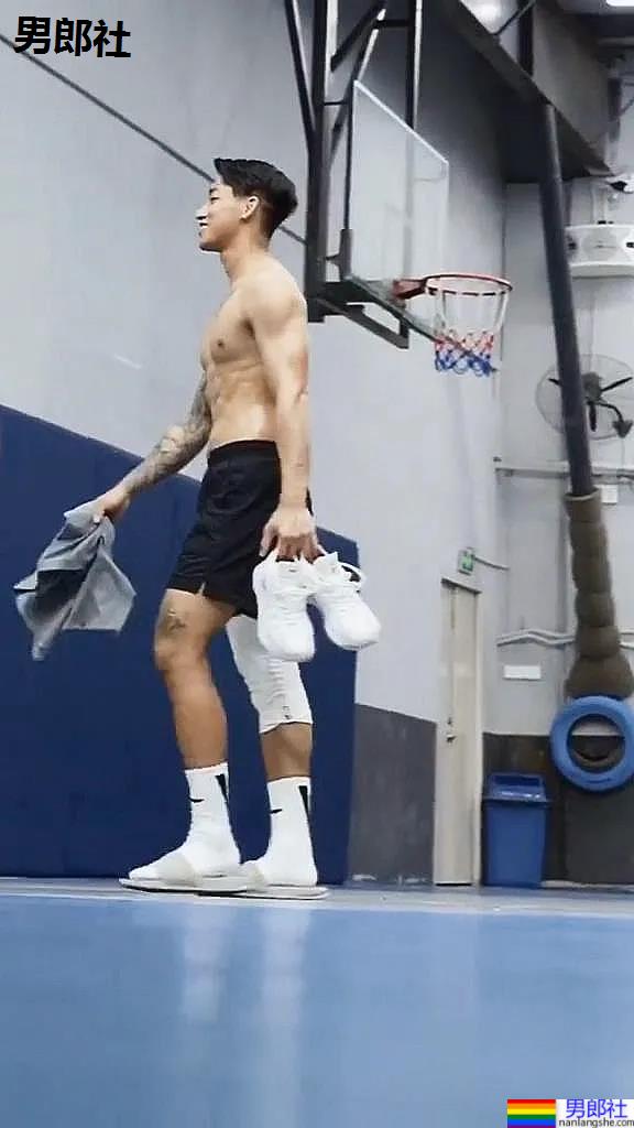 187大长腿篮球体育生小视频火了！颜正条顺小野狼，腱子肉身材惊艳网友！ - 51虹马