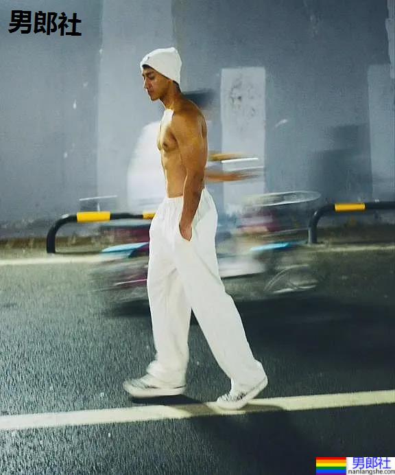 187大长腿篮球体育生小视频火了！颜正条顺小野狼，腱子肉身材惊艳网友！ - 51虹马