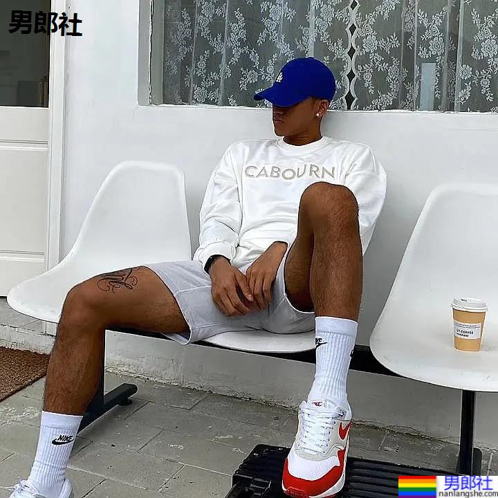 187大长腿篮球体育生小视频火了！颜正条顺小野狼，腱子肉身材惊艳网友！ - 51虹马