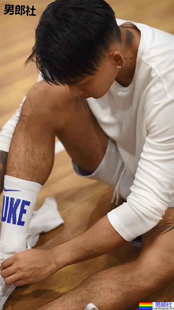 187大长腿篮球体育生小视频火了！颜正条顺小野狼，腱子肉身材惊艳网友！ - 51虹马