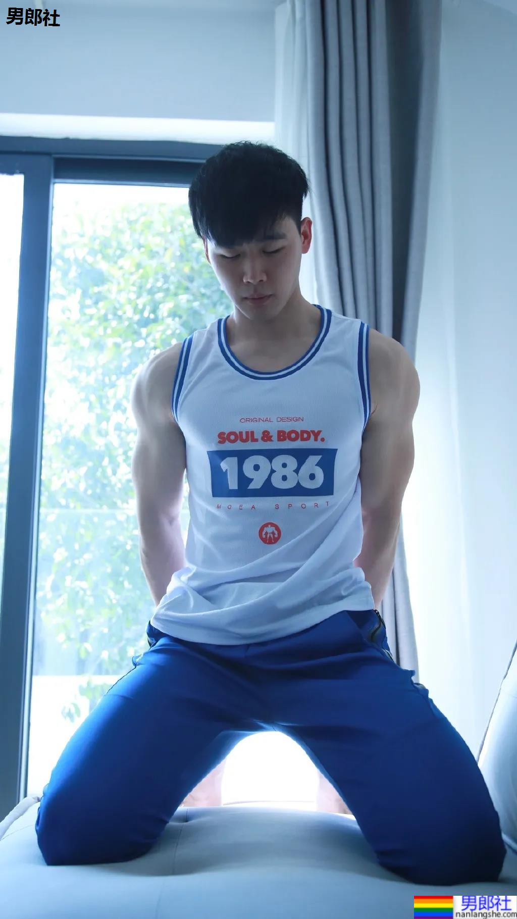 体院倒三角肌肉学长，八块腹肌白到发光！ - 51虹马