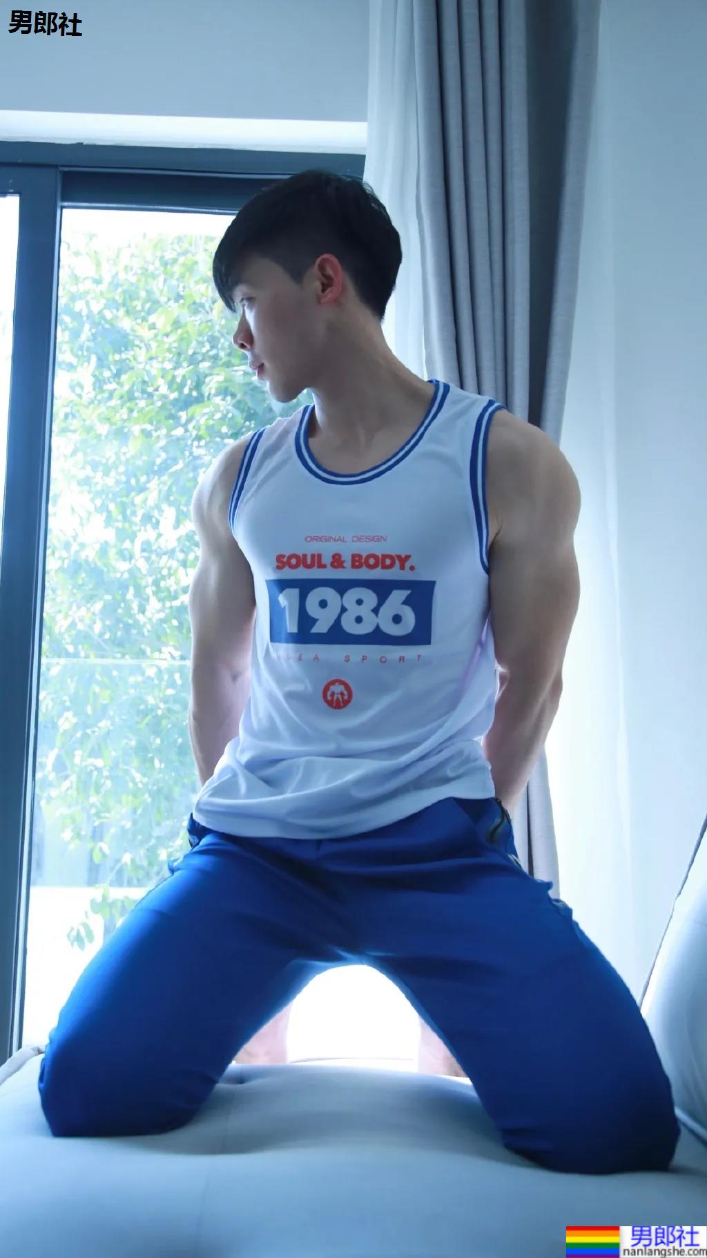 体院肌肉倒三角学长，八块腹肌你看看！-51虹马