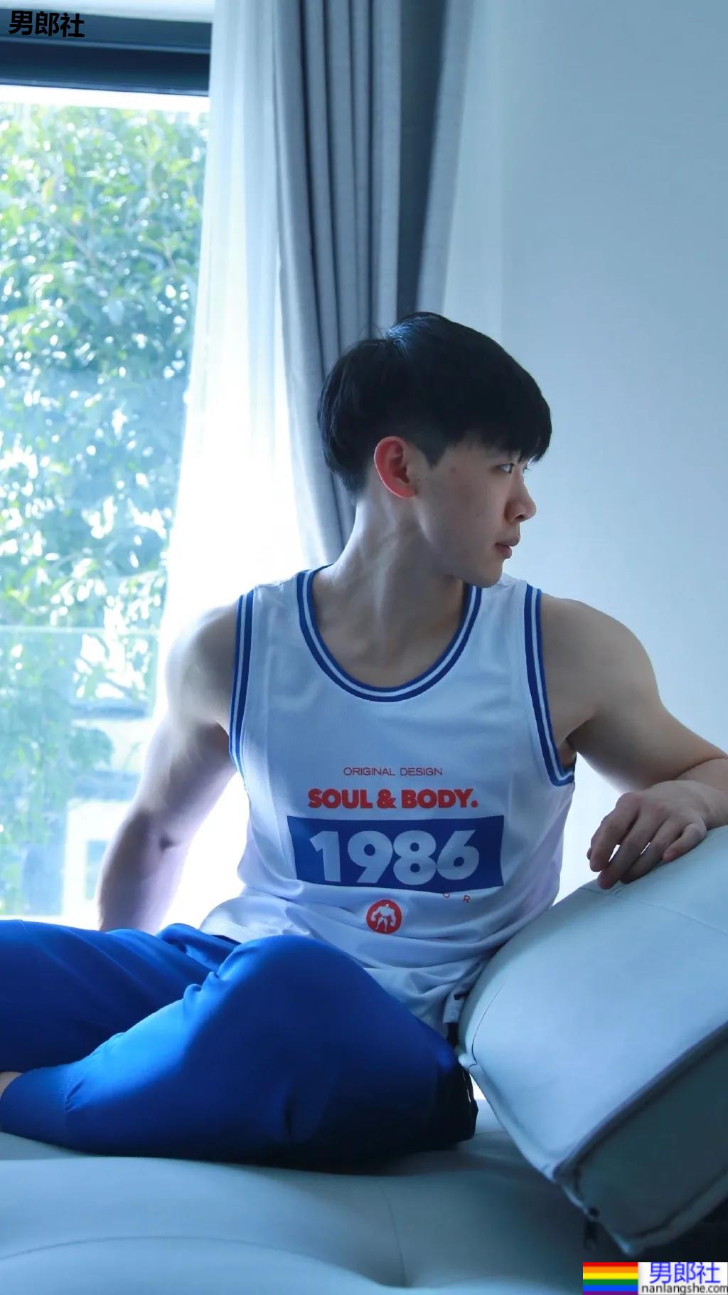 体院肌肉倒三角学长，八块腹肌你看看！ - 51虹马