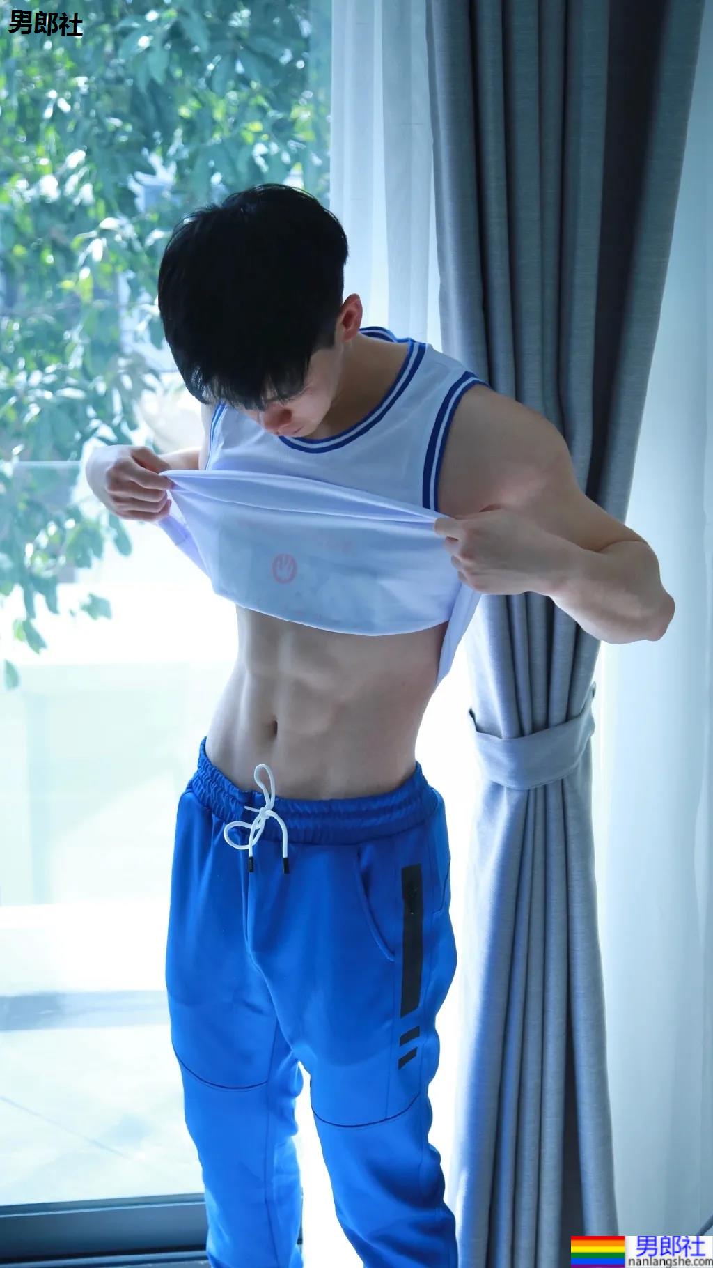 体院肌肉倒三角学长，八块腹肌你看看！ - 51虹马