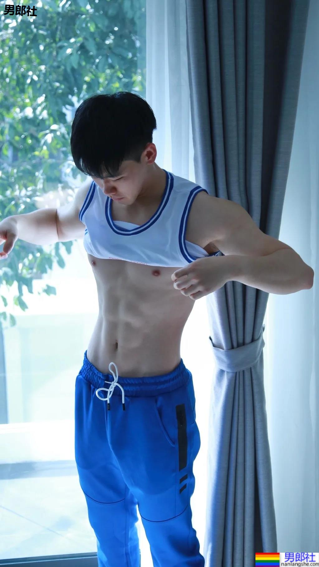 体院肌肉倒三角学长，八块腹肌你看看！ - 51虹马