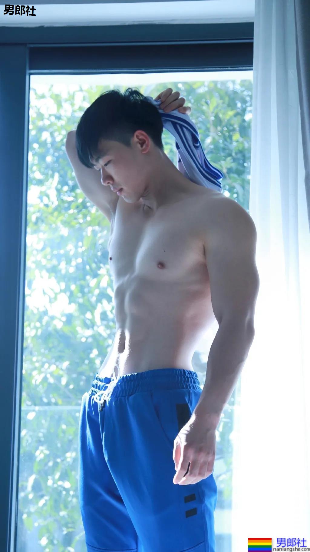 体院肌肉倒三角学长，八块腹肌你看看！ - 51虹马