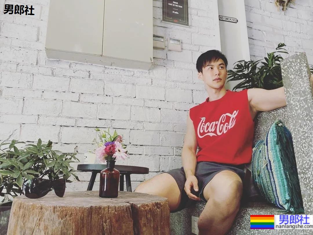 专访牛奶肌网红帅哥：不想被定义为“肉模”，但身材真的太馋了！ - 51虹马