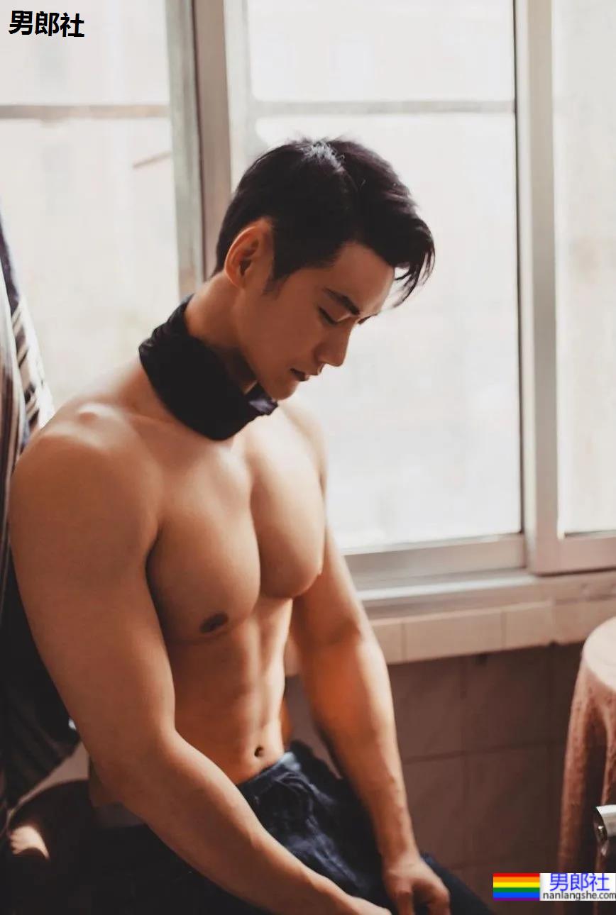 专访牛奶肌网红帅哥：不想被定义为“肉模”，但身材真的太馋了！ - 51虹马