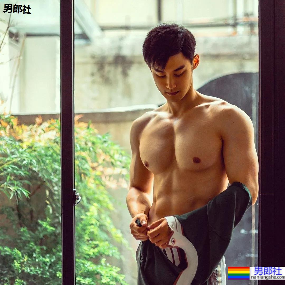 专访牛奶肌网红帅哥：不想被定义为“肉模”，但身材真的太馋了！ - 51虹马