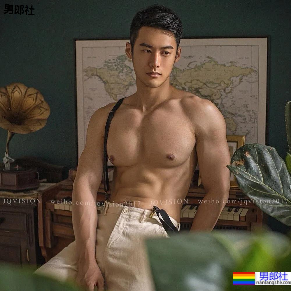 专访牛奶肌网红帅哥：不想被定义为“肉模”，但身材真的太馋了！ - 51虹马