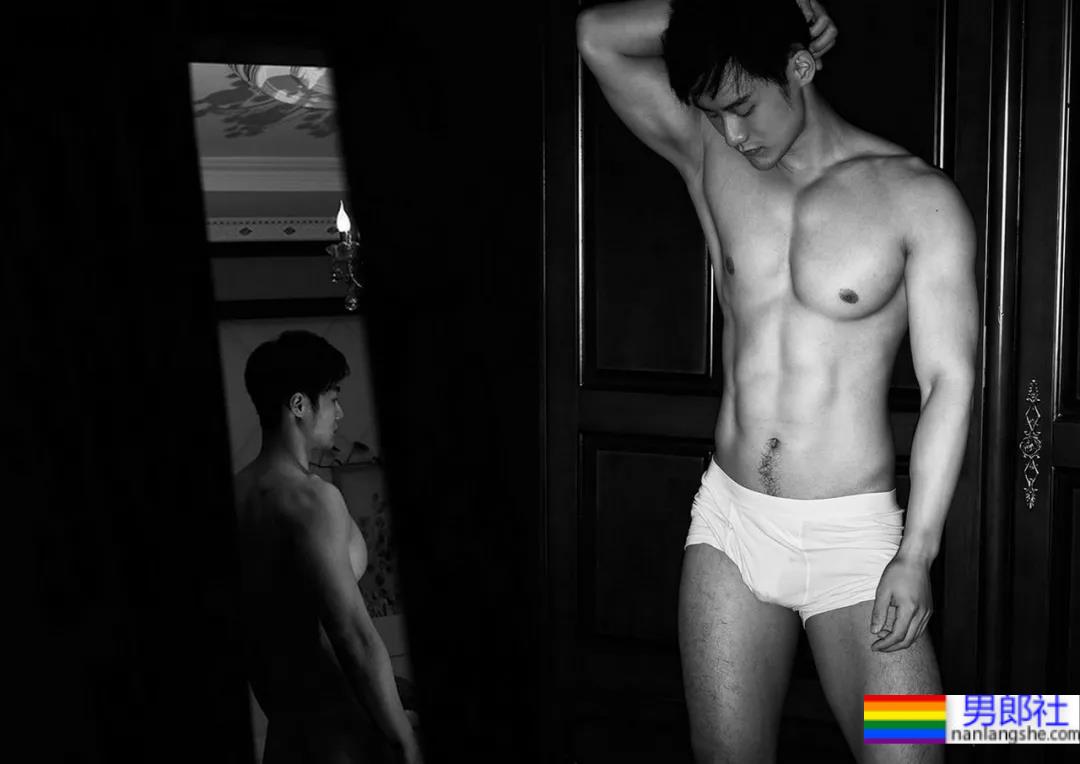 专访牛奶肌网红帅哥：不想被定义为“肉模”，但身材真的太馋了！ - 51虹马