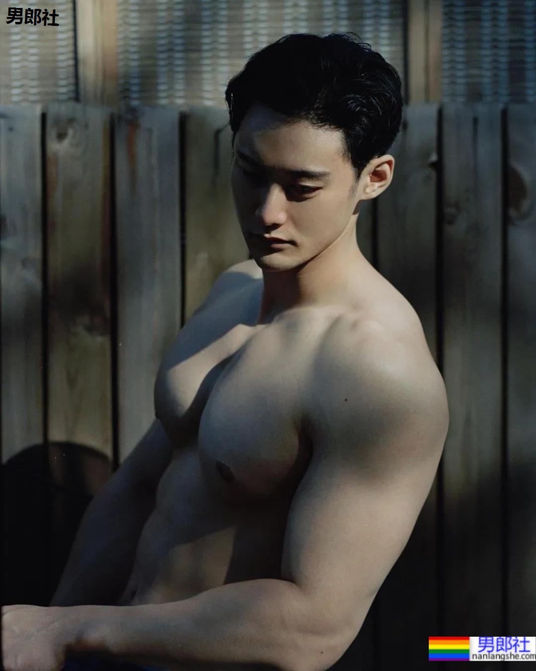 专访牛奶肌网红帅哥：不想被定义为“肉模”，但身材真的太馋了！ - 51虹马