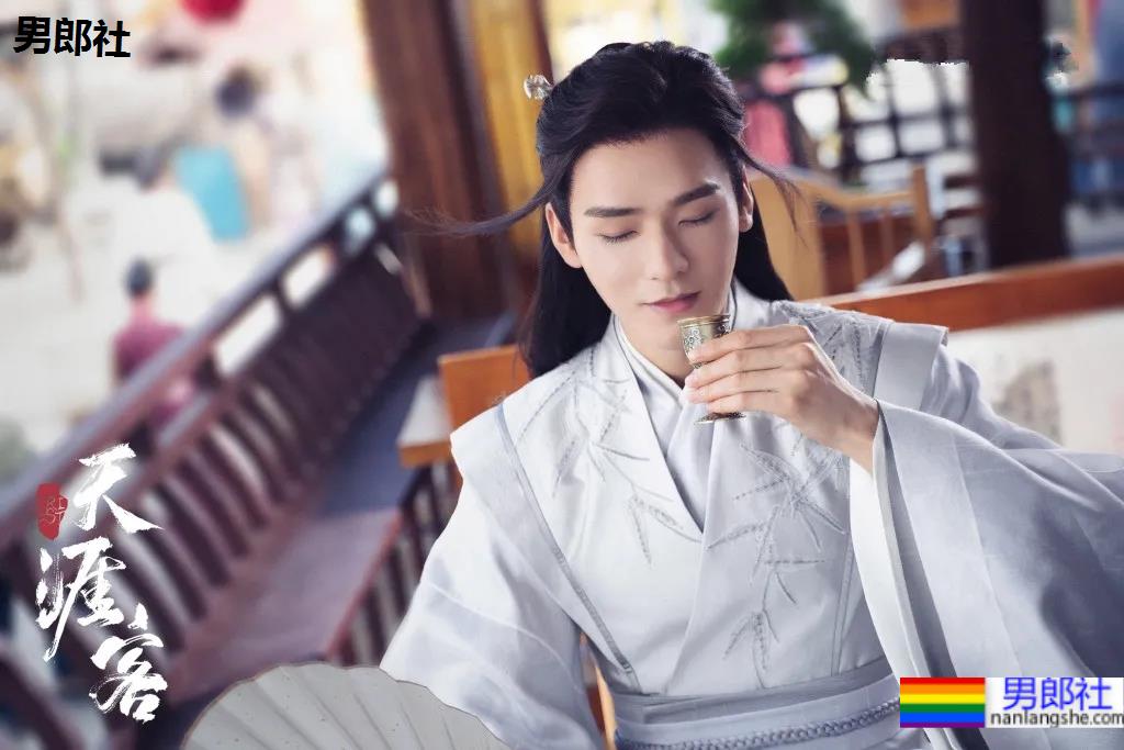 2021年首部双男主剧上热搜!开播就秀身材的两个腹肌小狼狗,香吗? - 51虹马 2021年首部双男主剧上热搜!开播就秀身材的两个腹肌小狼狗,香吗? - 51虹马