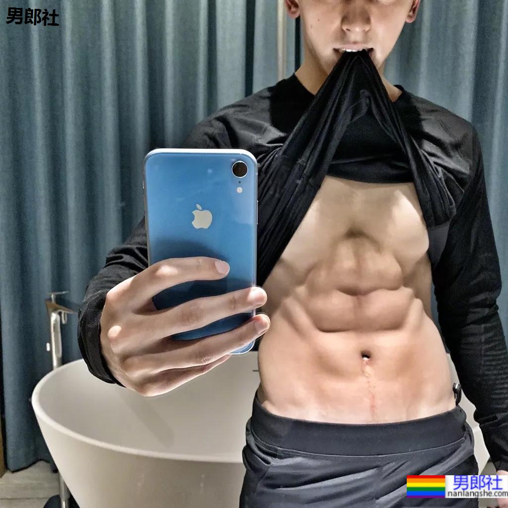 2021年首部双男主剧上热搜!开播就秀身材的两个腹肌小狼狗,香吗? - 51虹马 2021年首部双男主剧上热搜!开播就秀身材的两个腹肌小狼狗,香吗? - 51虹马