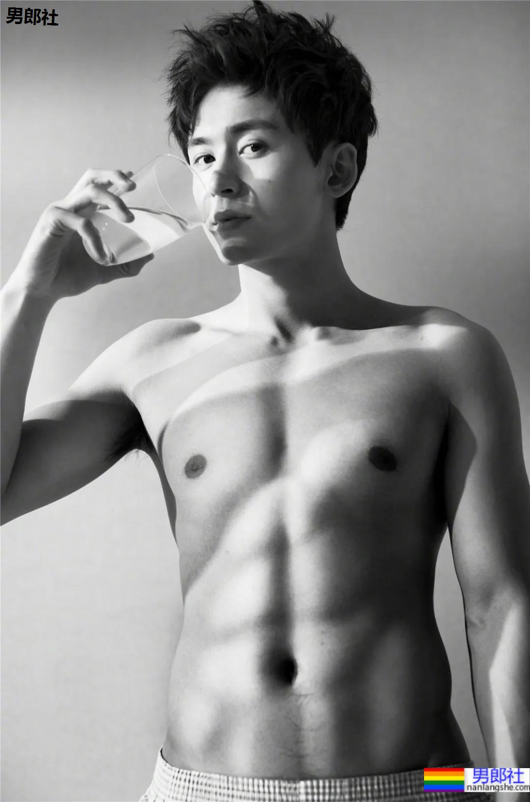 2021年首部双男主剧上热搜!开播就秀身材的两个腹肌小狼狗,香吗? - 51虹马 2021年首部双男主剧上热搜!开播就秀身材的两个腹肌小狼狗,香吗? - 51虹马