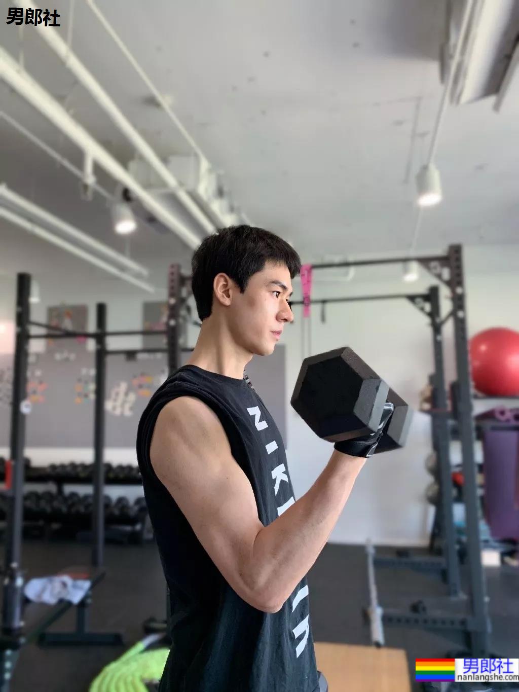 2021年首部双男主剧上热搜!开播就秀身材的两个腹肌小狼狗,香吗? - 51虹马 2021年首部双男主剧上热搜!开播就秀身材的两个腹肌小狼狗,香吗? - 51虹马