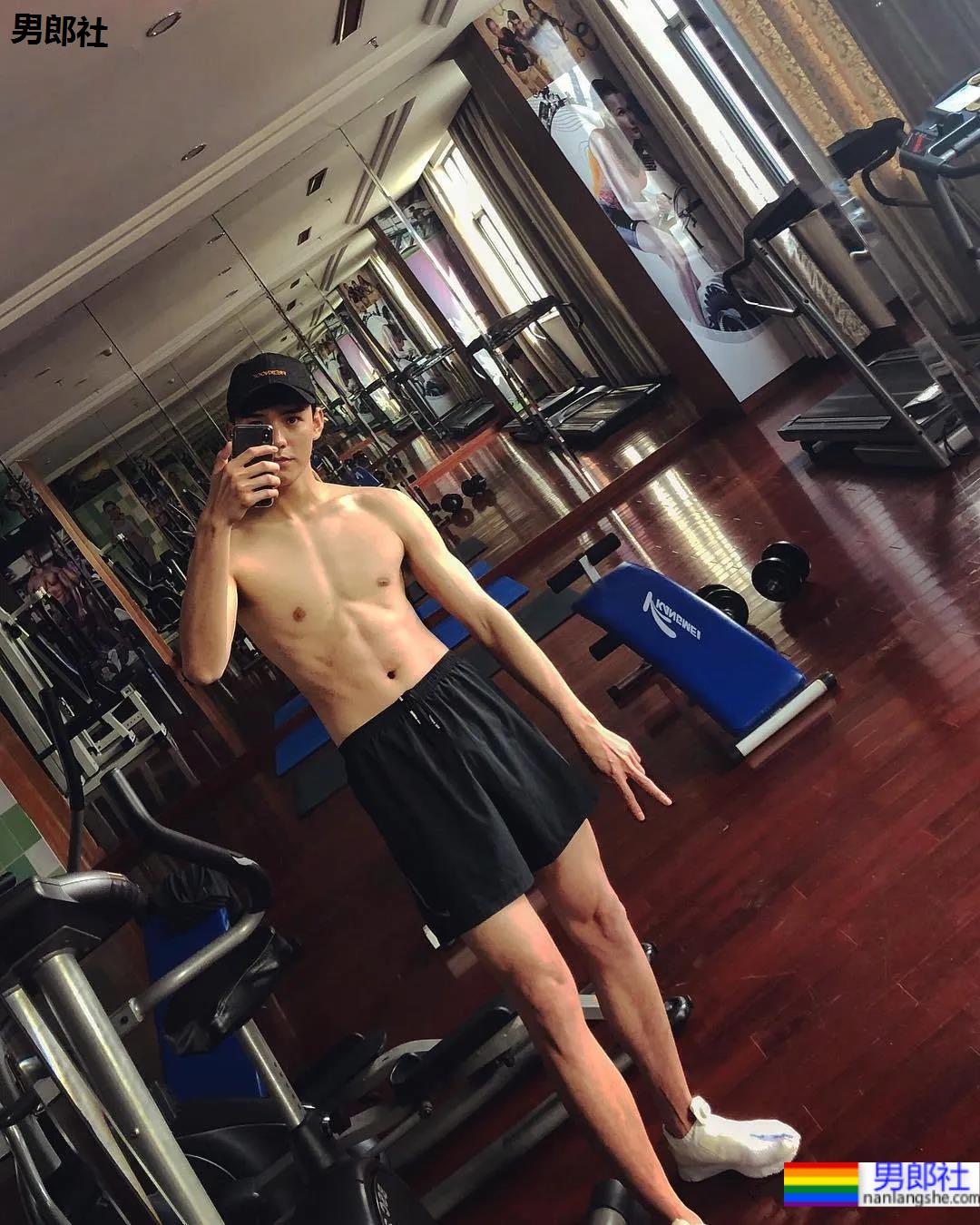 2021年首部双男主剧上热搜!开播就秀身材的两个腹肌小狼狗,香吗? - 51虹马 2021年首部双男主剧上热搜!开播就秀身材的两个腹肌小狼狗,香吗? - 51虹马