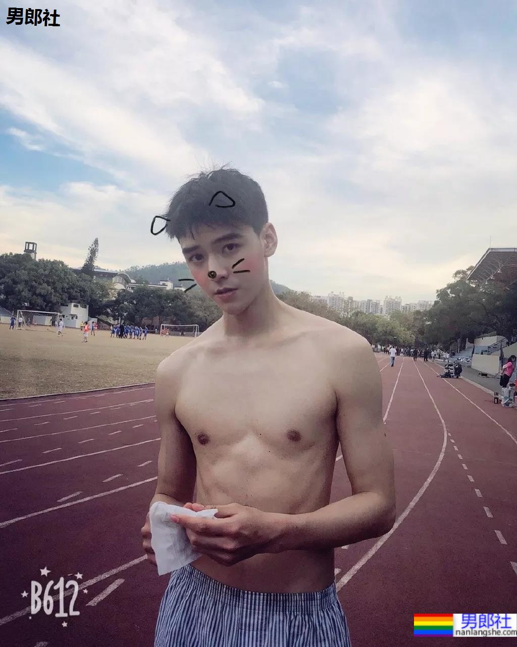 2021年首部双男主剧上热搜!开播就秀身材的两个腹肌小狼狗,香吗? - 51虹马 2021年首部双男主剧上热搜!开播就秀身材的两个腹肌小狼狗,香吗? - 51虹马