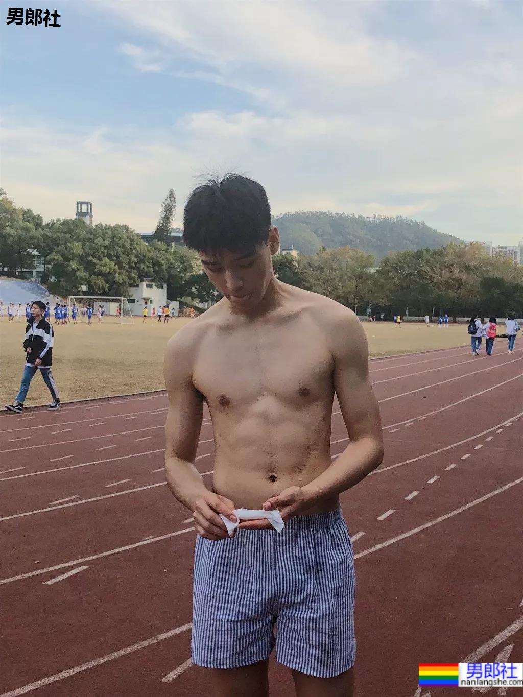 2021年首部双男主剧上热搜!开播就秀身材的两个腹肌小狼狗,香吗? - 51虹马 2021年首部双男主剧上热搜!开播就秀身材的两个腹肌小狼狗,香吗? - 51虹马