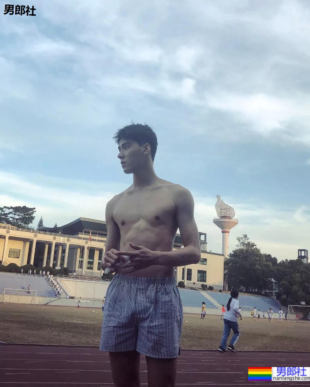 2021年首部双男主剧上热搜!开播就秀身材的两个腹肌小狼狗,香吗? - 51虹马 2021年首部双男主剧上热搜!开播就秀身材的两个腹肌小狼狗,香吗? - 51虹马