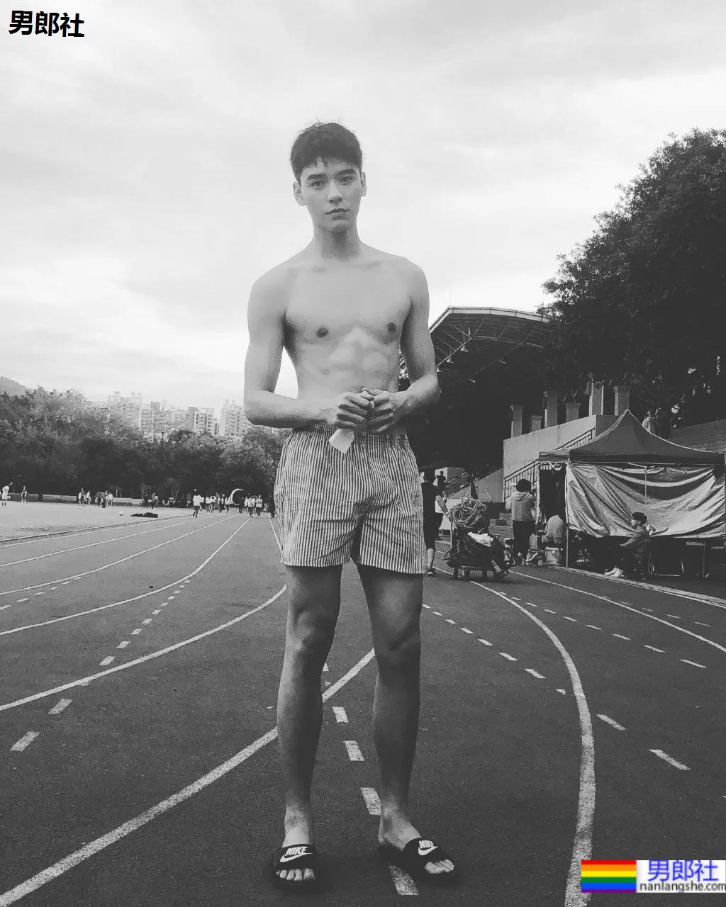 2021年首部双男主剧上热搜!开播就秀身材的两个腹肌小狼狗,香吗? - 51虹马 2021年首部双男主剧上热搜!开播就秀身材的两个腹肌小狼狗,香吗? - 51虹马