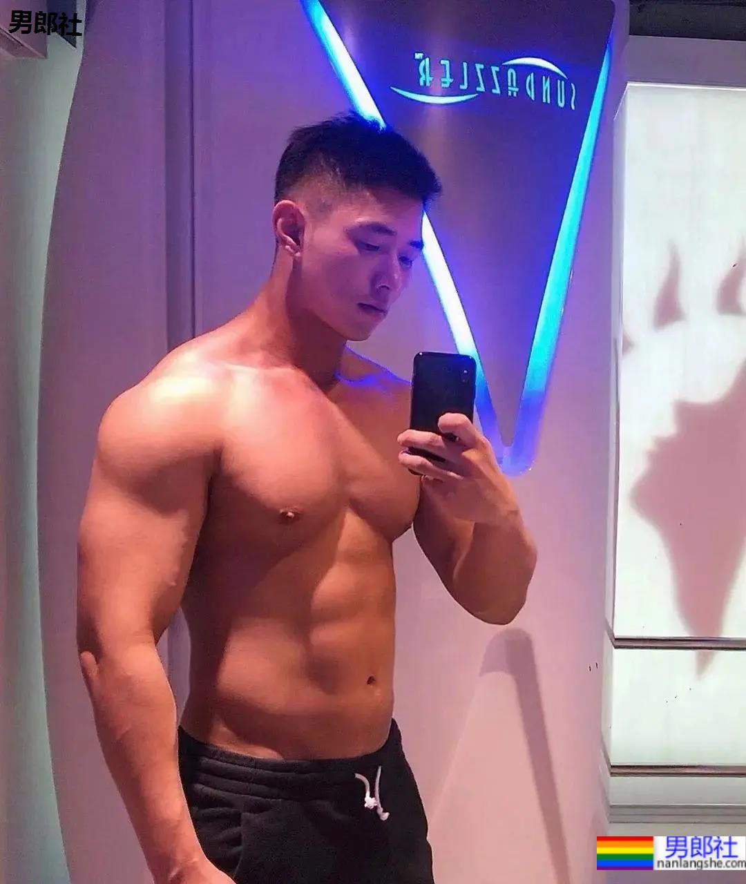 韩国名媛找个壮硕小新肉，是不是太幸福了 - 51虹马