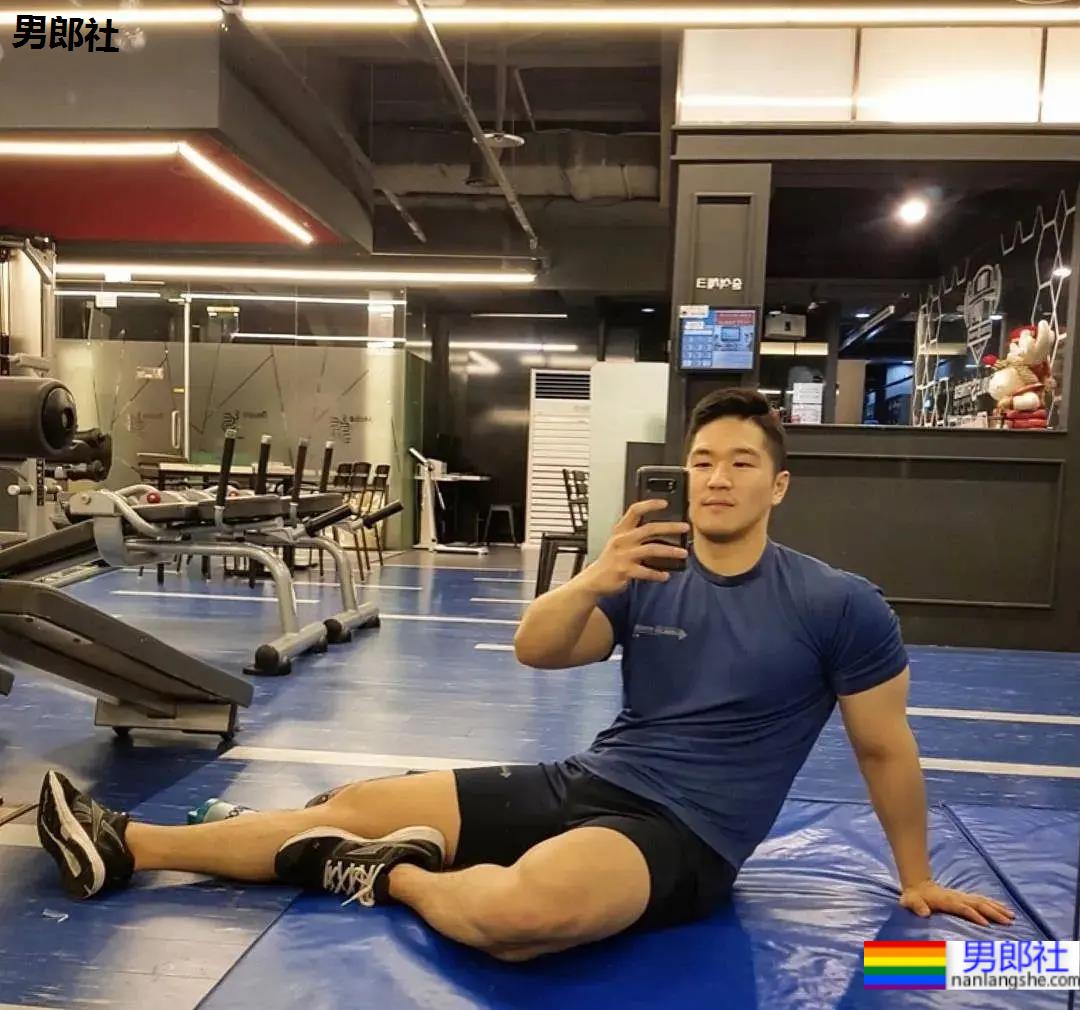 韩国名媛找个壮硕小新肉，是不是太幸福了 - 51虹马