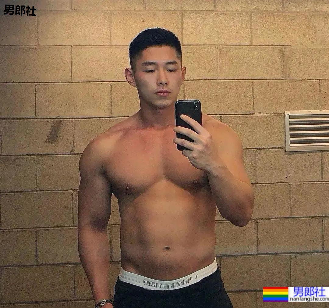 韩国名媛找个壮硕小新肉，是不是太幸福了 - 51虹马