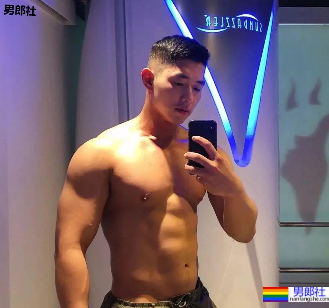 韩国名媛找个壮硕小新肉，是不是太幸福了 - 51虹马