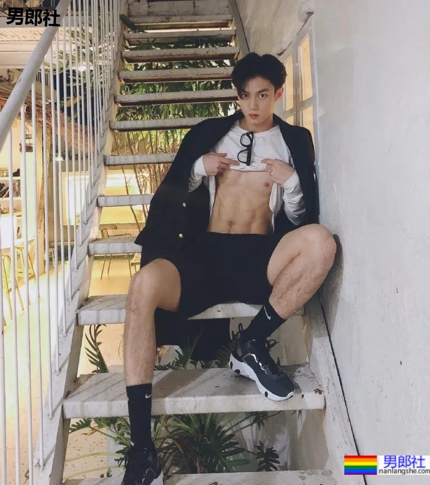 广州18岁小狼狗拍运动大片，这身材也太太太A了！-51虹马