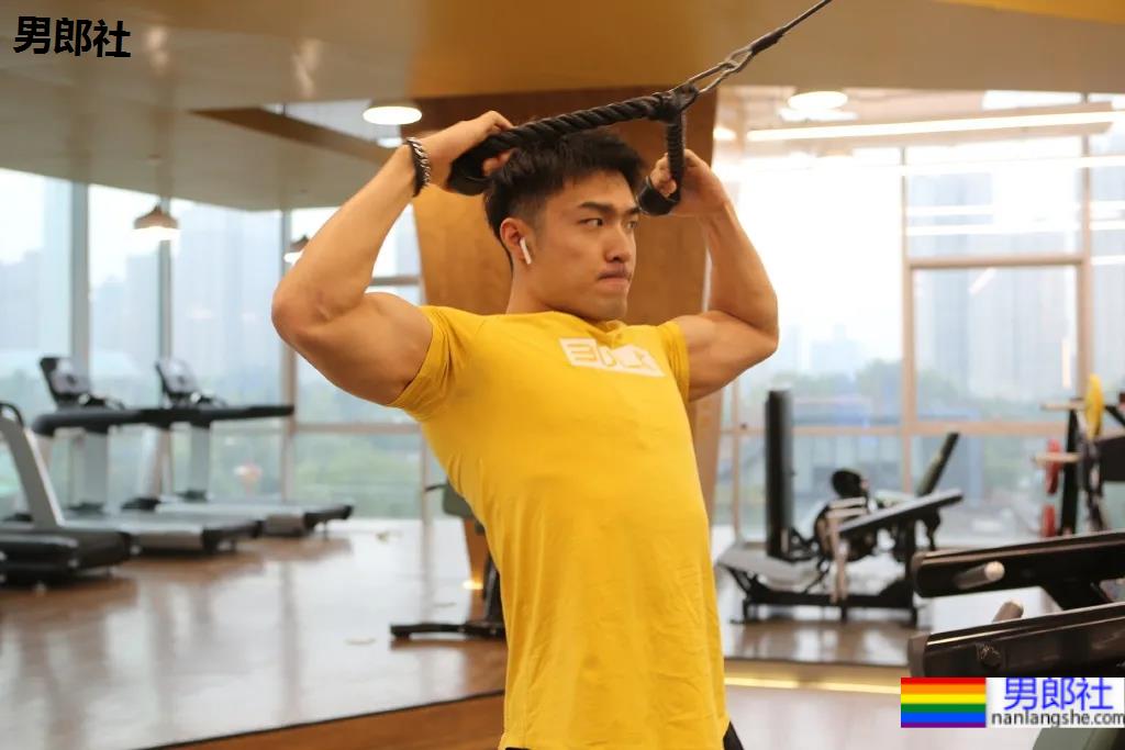 酷似林丹的185最帅男老板火了，这腱子肉身材网友们都馋了! - 51虹马