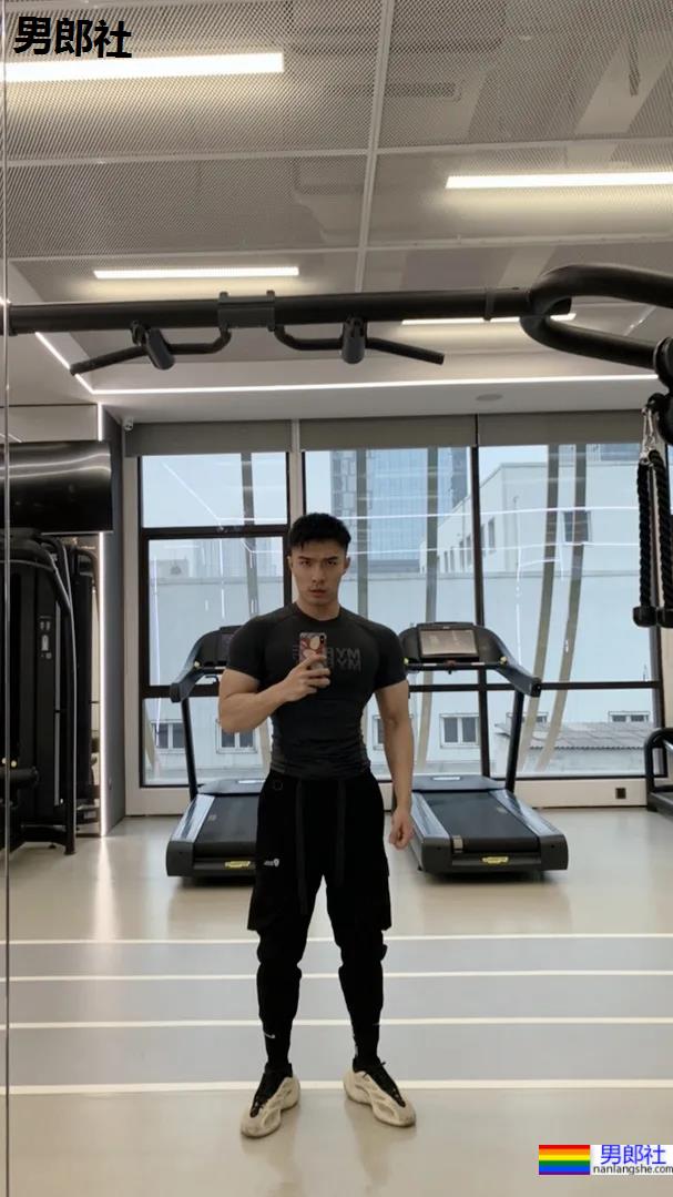 酷似林丹的185最帅男老板火了，这腱子肉身材网友们都馋了! - 51虹马