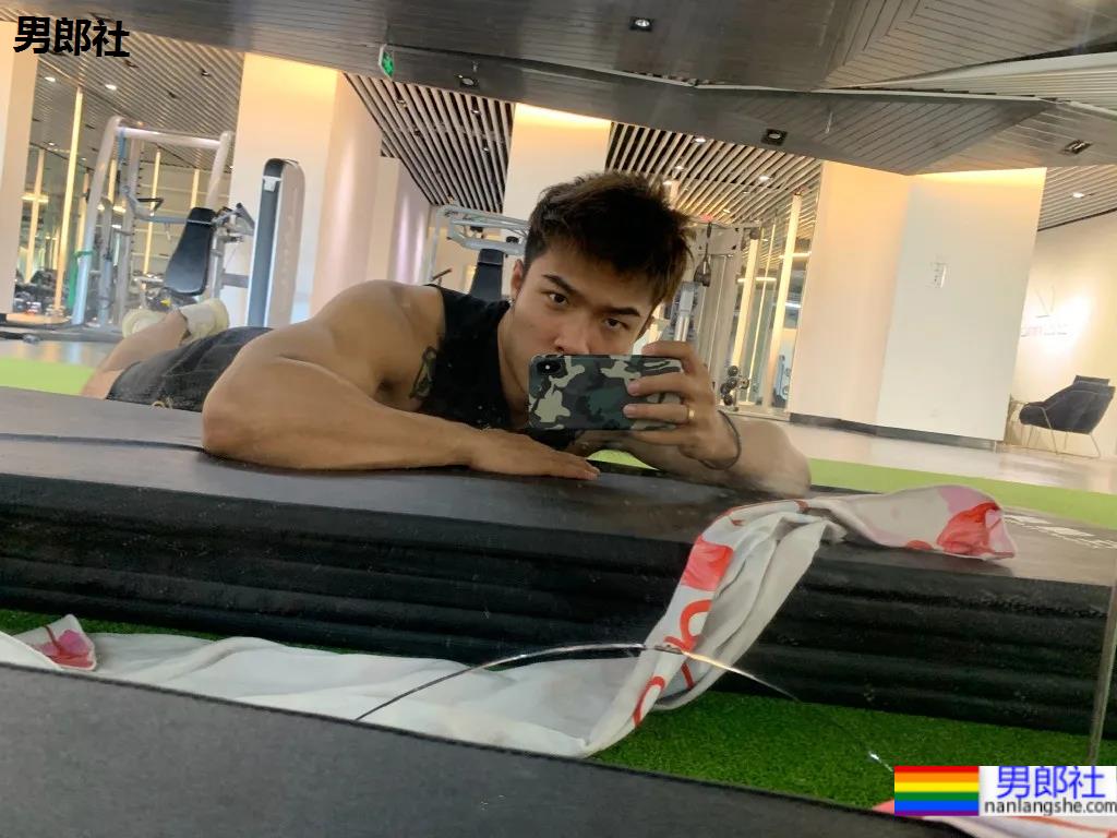 酷似林丹的185最帅男老板火了，这腱子肉身材网友们都馋了! - 51虹马