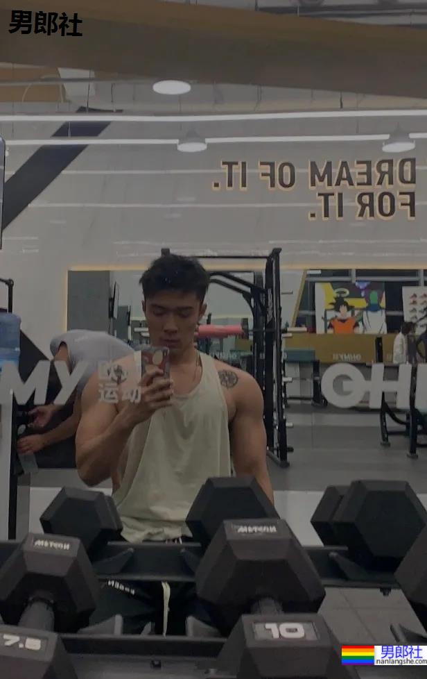 酷似林丹的185最帅男老板火了，这腱子肉身材网友们都馋了! - 51虹马