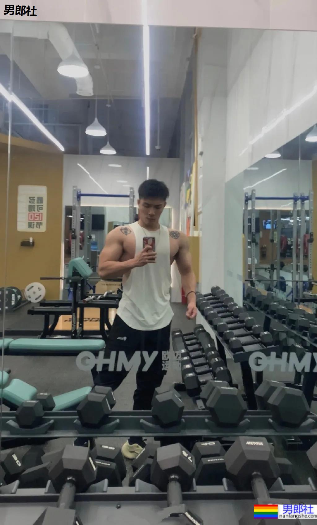 酷似林丹的185最帅男老板火了，这腱子肉身材网友们都馋了! - 51虹马