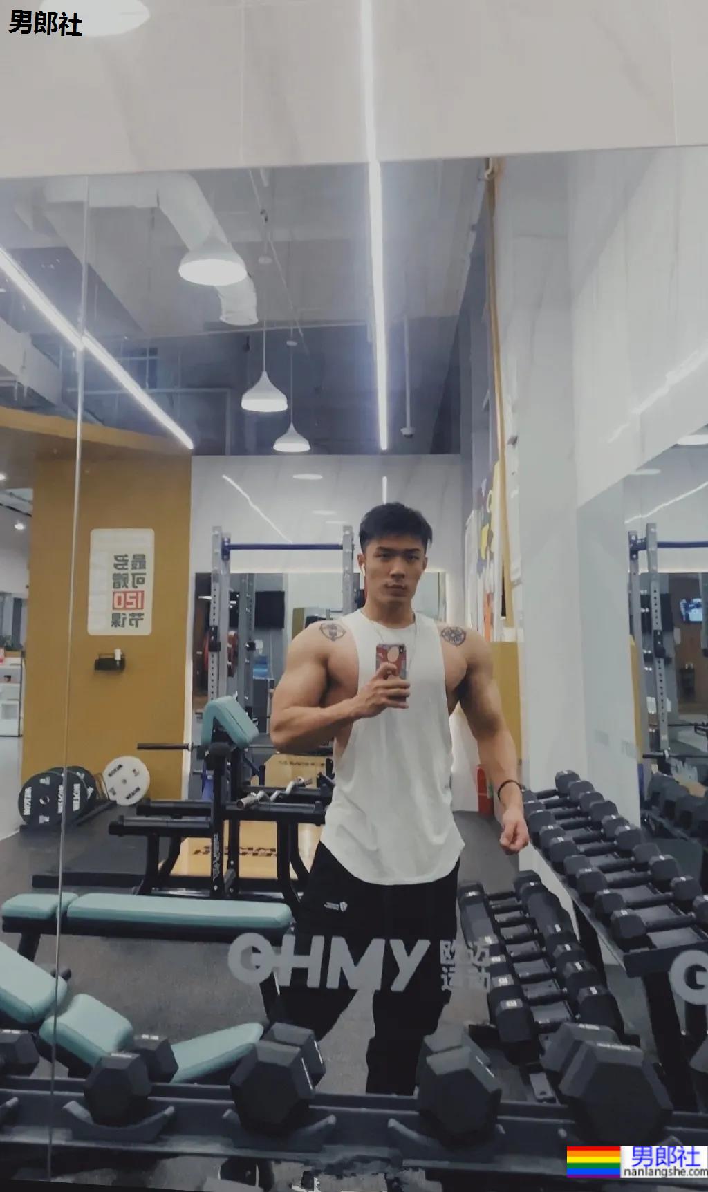 酷似林丹的185最帅男老板火了，这腱子肉身材网友们都馋了! - 51虹马