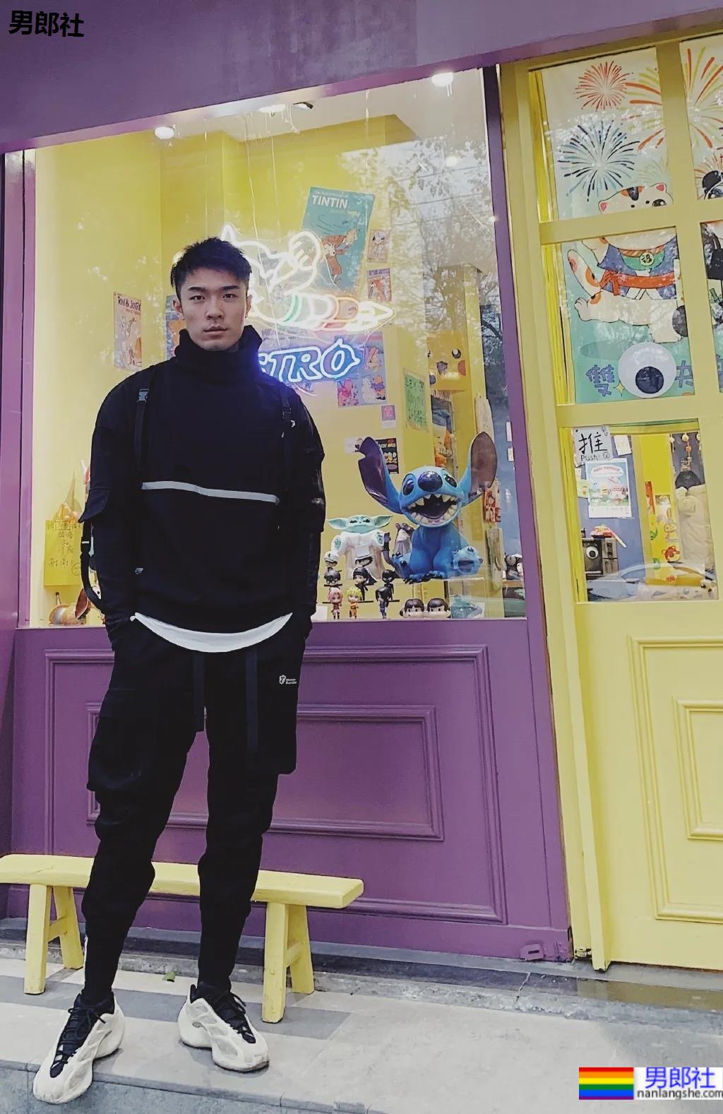 酷似林丹的185最帅男老板火了，这腱子肉身材网友们都馋了! - 51虹马