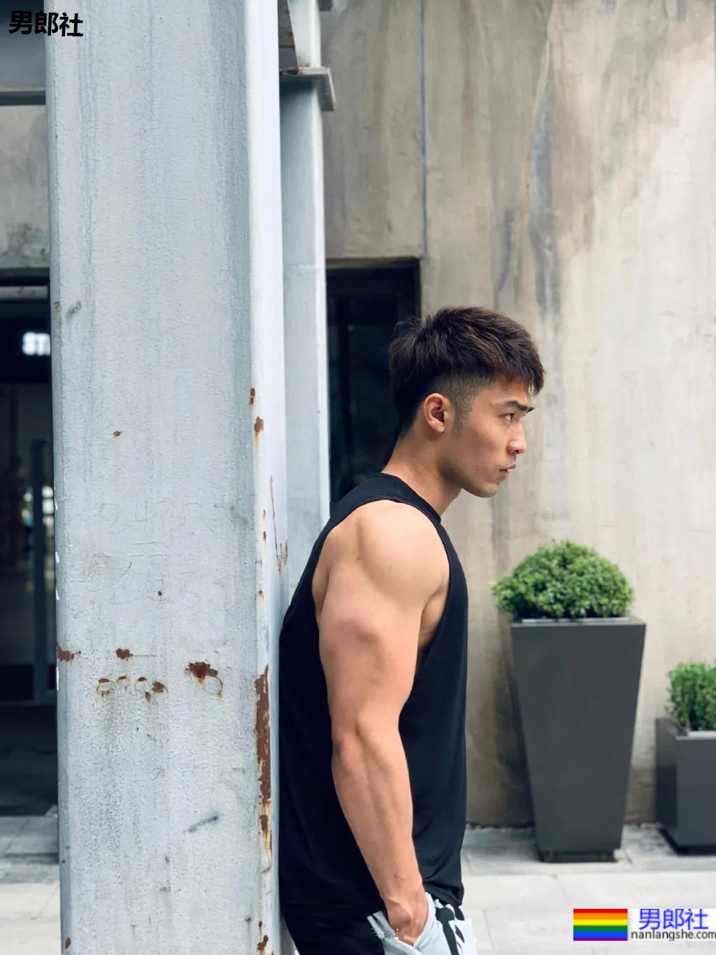 酷似林丹的185最帅男老板火了，这腱子肉身材网友们都馋了! - 51虹马