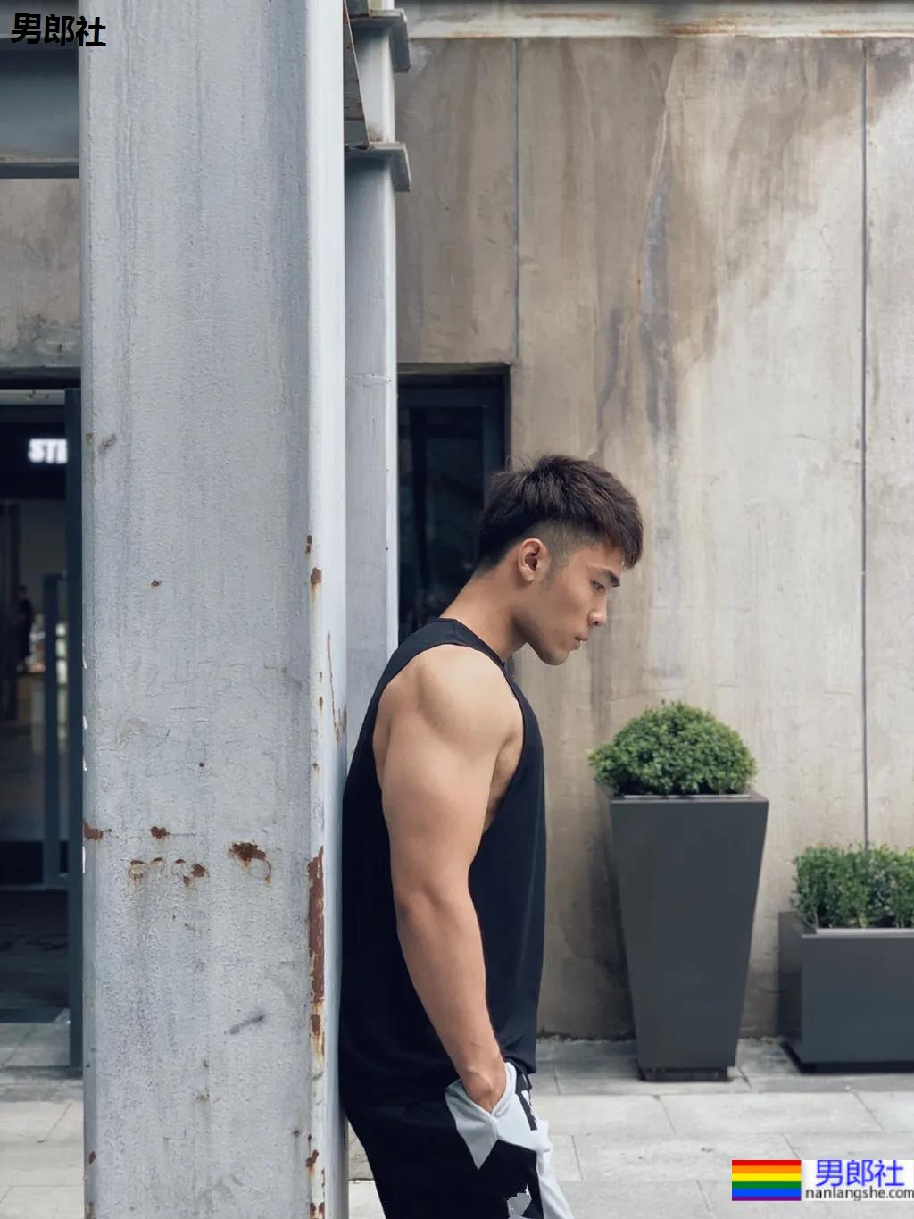 酷似林丹的185最帅男老板火了，这腱子肉身材网友们都馋了! - 51虹马