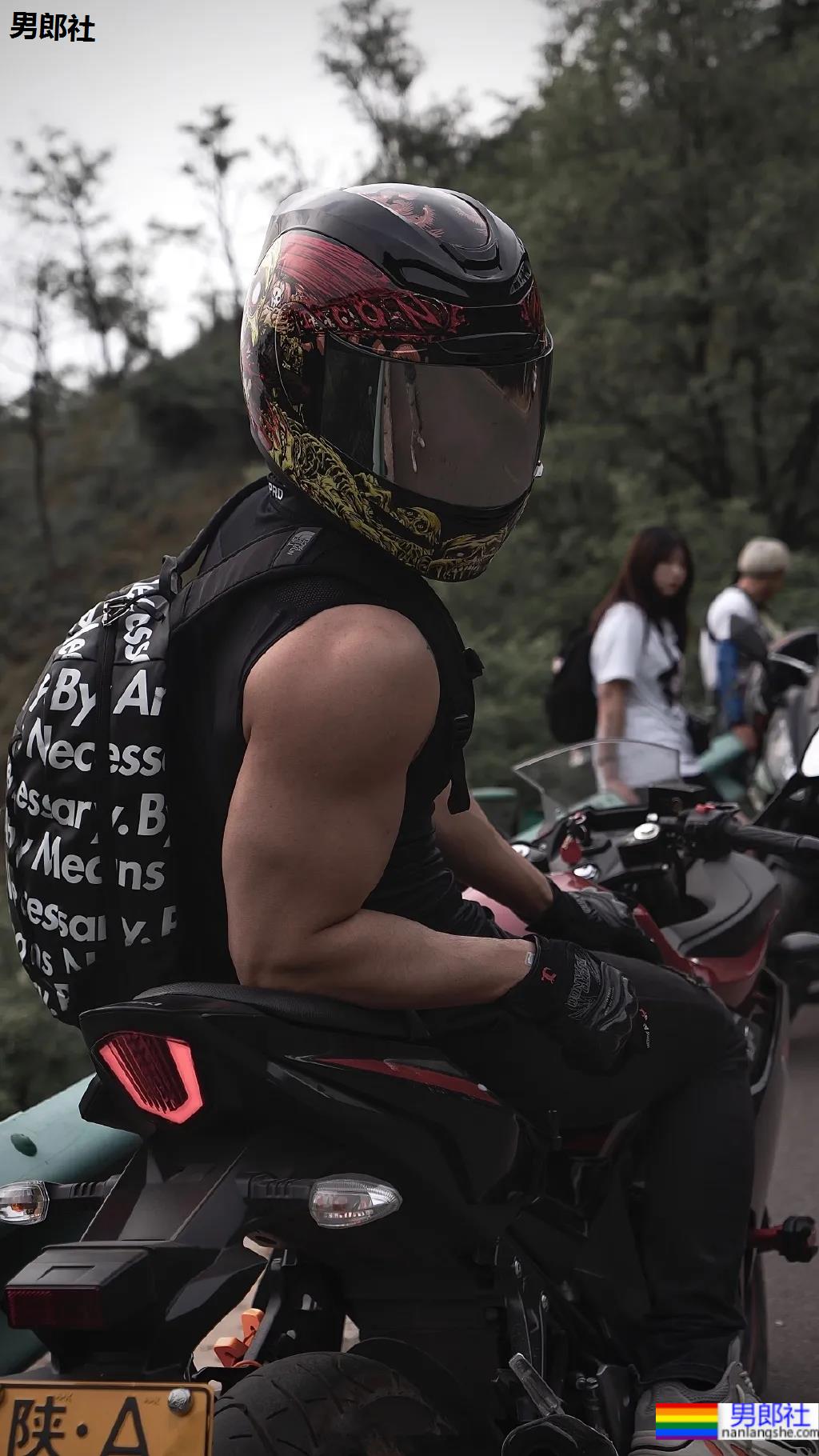 酷似林丹的185最帅男老板火了，这腱子肉身材网友们都馋了! - 51虹马