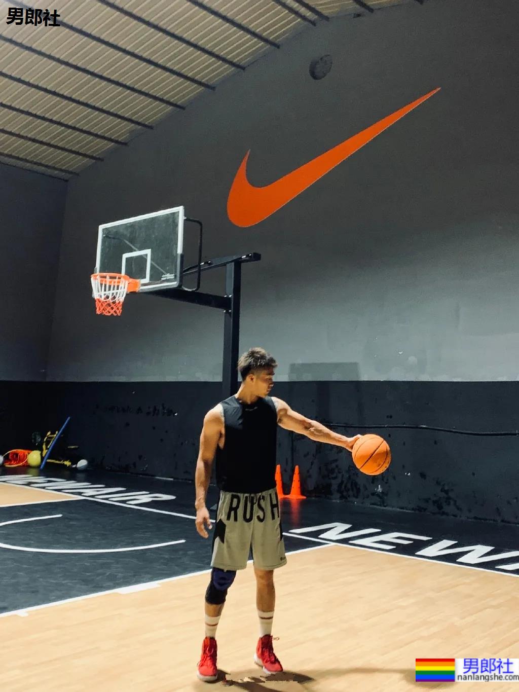 酷似林丹的185最帅男老板火了，这腱子肉身材网友们都馋了! - 51虹马