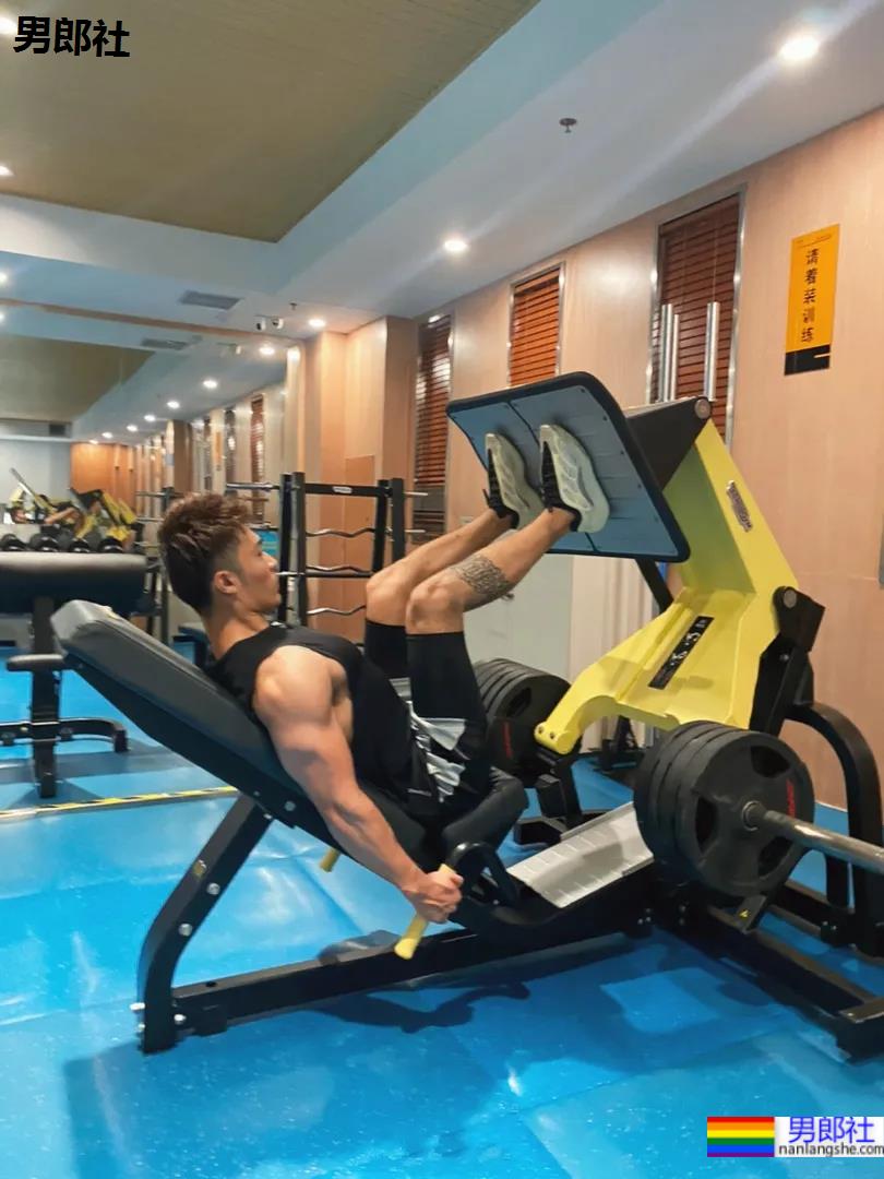 酷似林丹的185最帅男老板火了，这腱子肉身材网友们都馋了! - 51虹马