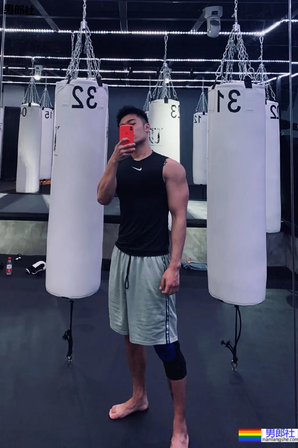 酷似林丹的185最帅男老板火了，这腱子肉身材网友们都馋了! - 51虹马