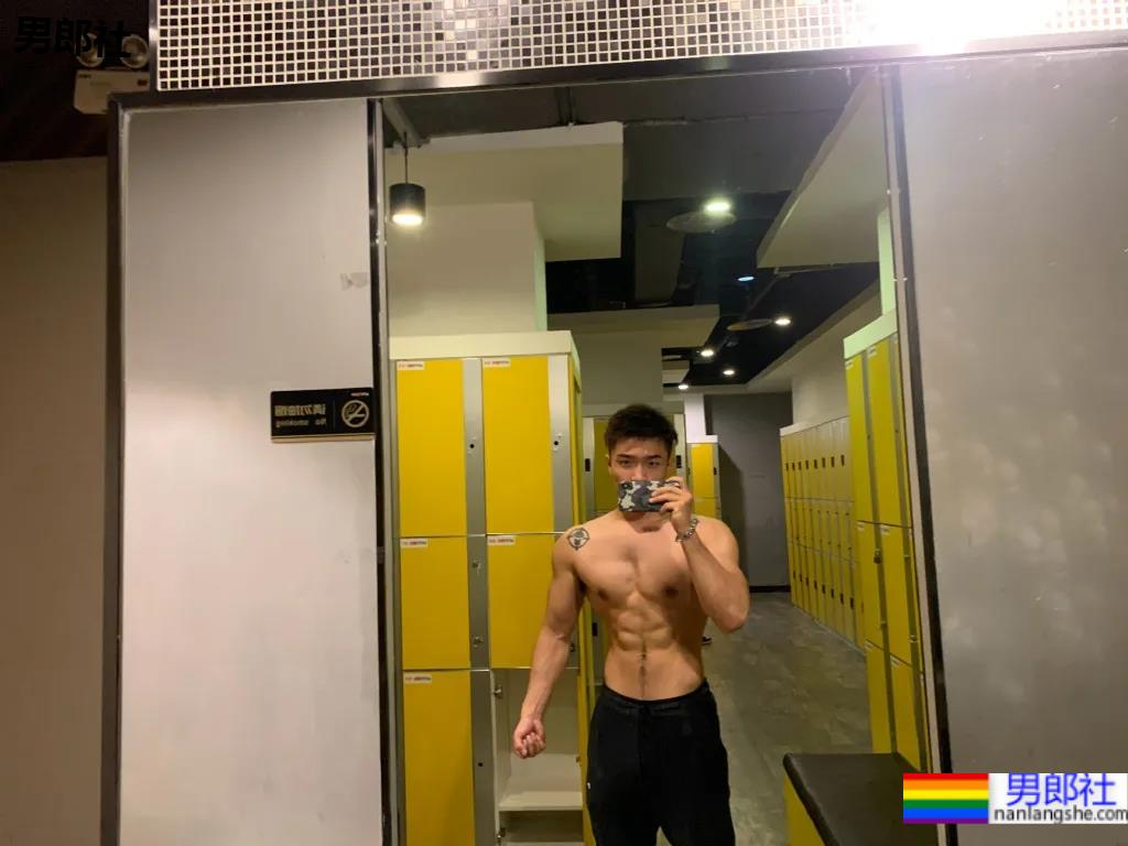 酷似林丹的185最帅男老板火了，这腱子肉身材网友们都馋了! - 51虹马