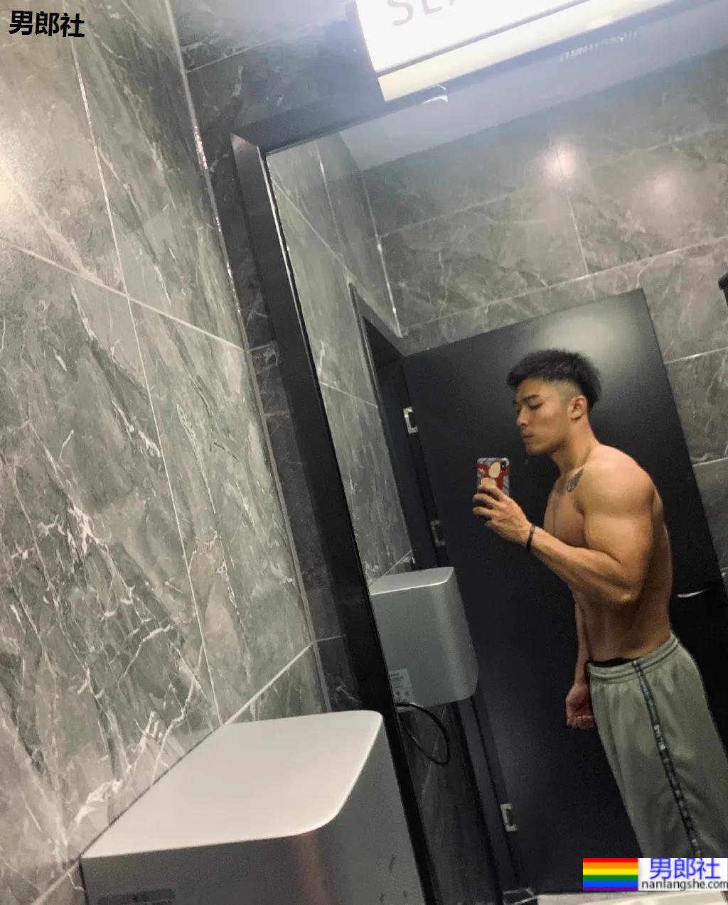 酷似林丹的185最帅男老板火了，这腱子肉身材网友们都馋了! - 51虹马