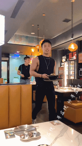 酷似林丹的185最帅男老板火了，这腱子肉身材网友们都馋了! - 51虹马