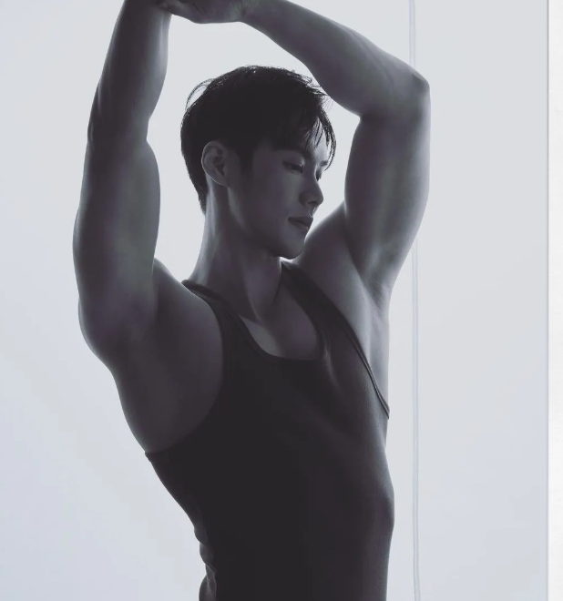 专访牛奶肌网红帅哥：不想被定义为“肉模”，但身材真的太馋了！-51虹马