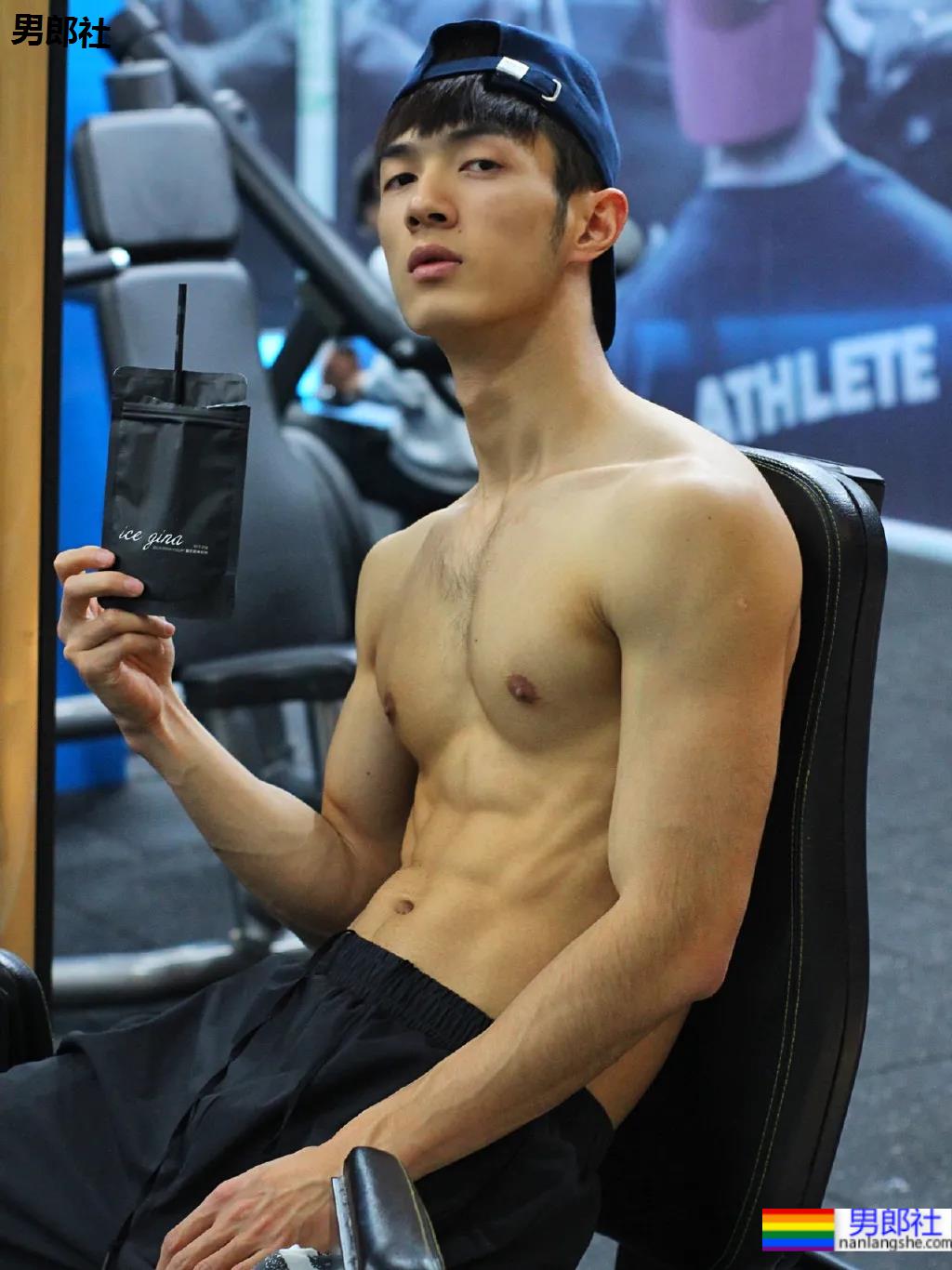 185大长腿体育系网红博主，这腹肌看起来嘎嘣脆！-51虹马